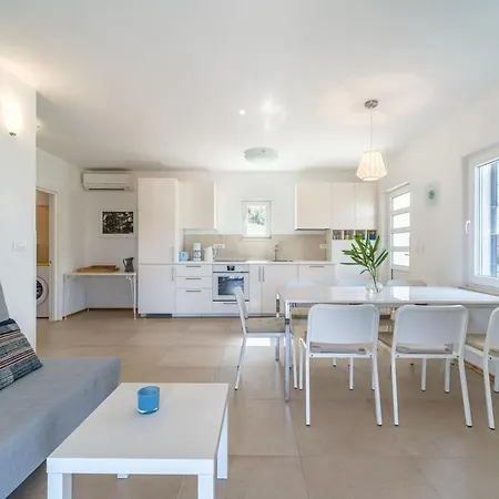 4 Bedroom Villa, Heated Pool, Bay View, *