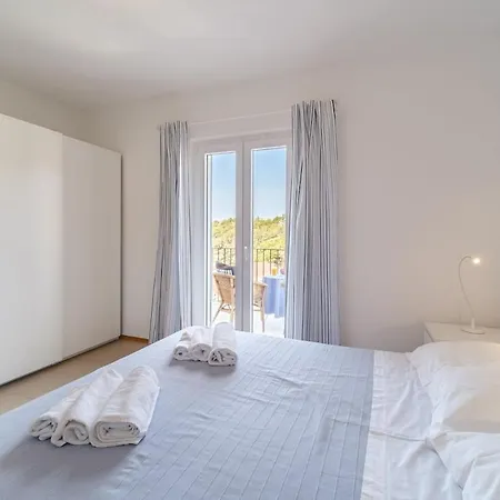 Villa 4 Bedroom Villa, Heated Pool, Bay View,