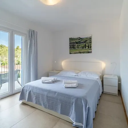 4 Bedroom Villa, Heated Pool, Bay View, *