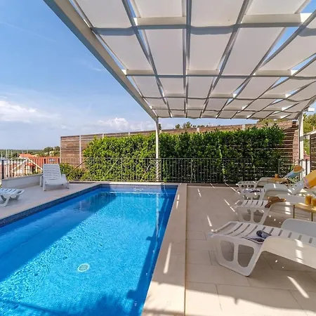 Villa 4 Bedroom Villa, Heated Pool, Bay View, *