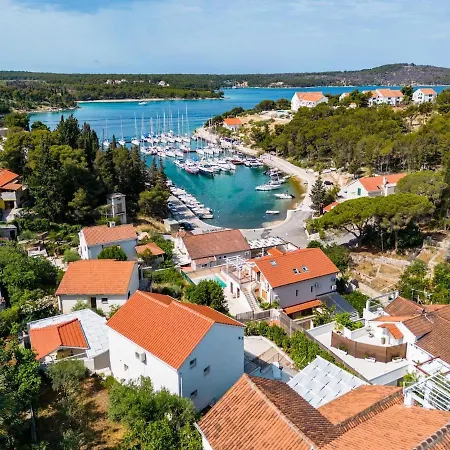 Villa 4 Bedroom Villa, Heated Pool, Bay View, *